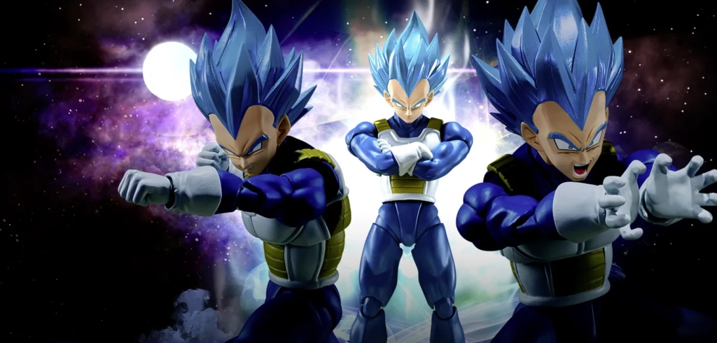 Figurine S.H.Figuarts Vegeta Super Saiyan God Super Saiyan en trois poses de combat devant un fond cosmique