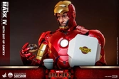 Figurine Hot Toys Iron Man Mark IV with Suit-Up Gantry articulée