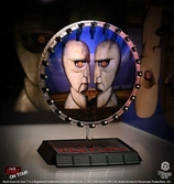 Pink floyd statuette rock ikonz on tour projection screen