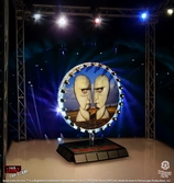Pink floyd statuette rock ikonz on tour projection screen