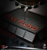 Pink floyd statuette rock ikonz on tour projection screen