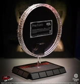 Pink floyd statuette rock ikonz on tour projection screen