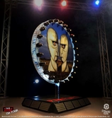 Pink floyd statuette rock ikonz on tour projection screen