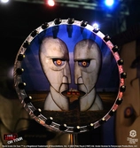 Pink floyd statuette rock ikonz on tour projection screen