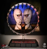 Pink floyd statuette rock ikonz on tour projection screen