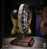 Pink floyd statuette rock ikonz on tour projection screen