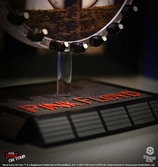 Pink floyd statuette rock ikonz on tour projection screen