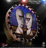 Pink floyd statuette rock ikonz on tour projection screen