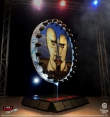 Pink floyd statuette rock ikonz on tour projection screen