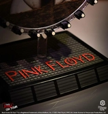 Pink floyd statuette rock ikonz on tour projection screen