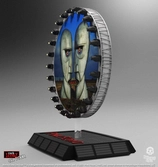 Pink floyd statuette rock ikonz on tour projection screen