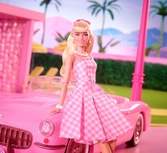 Barbie the movie poupée barbie in pink gingham dress