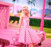 Barbie the movie poupée barbie in pink gingham dress