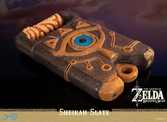 The legend of zelda: breath of the wild statuette 1/1 sheikah slate 24 cm