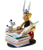 Plastoy - astérix à côté d'une pile d'albums 2e edition